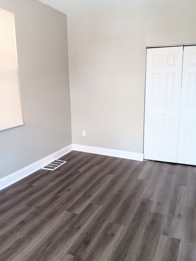 Building Photo - Gorgeous 4 bed, 2 bath located in the Heart of East Chicago