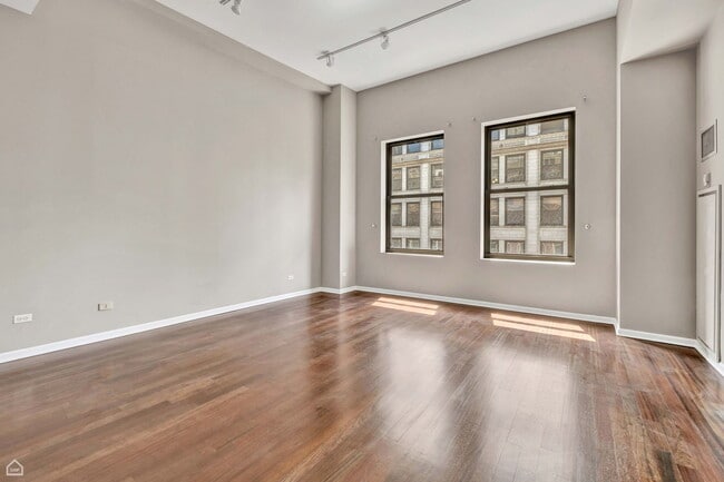 Building Photo - 5 N Wabash Ave