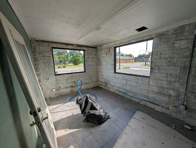 Building Photo - 430 E Brockett St