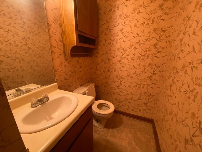 Building Photo - 710 Meadowbrook St