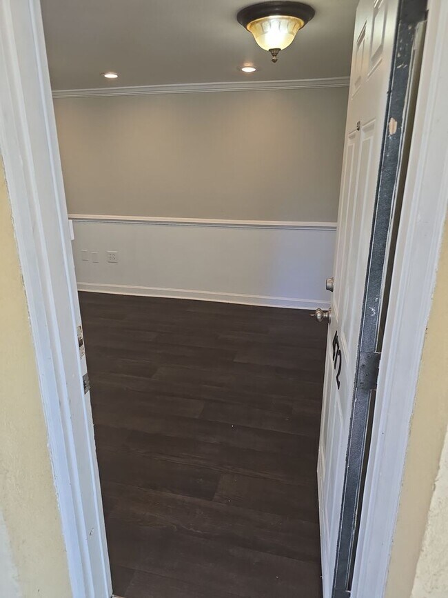 Building Photo - Less than mile from South Carolina State U...