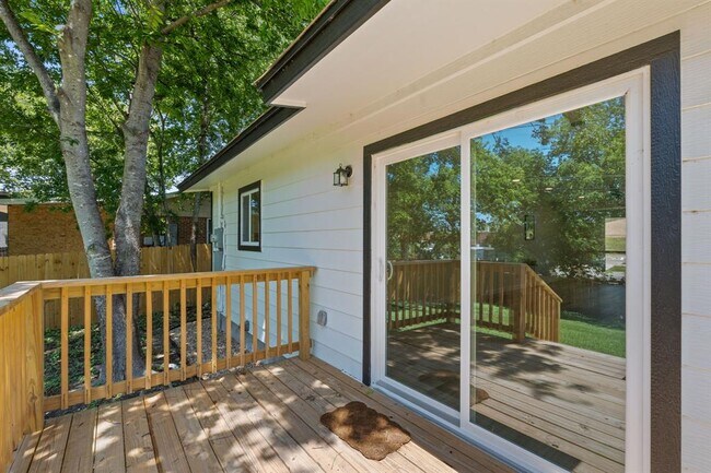 Building Photo - 711 Santa Rosa Dr
