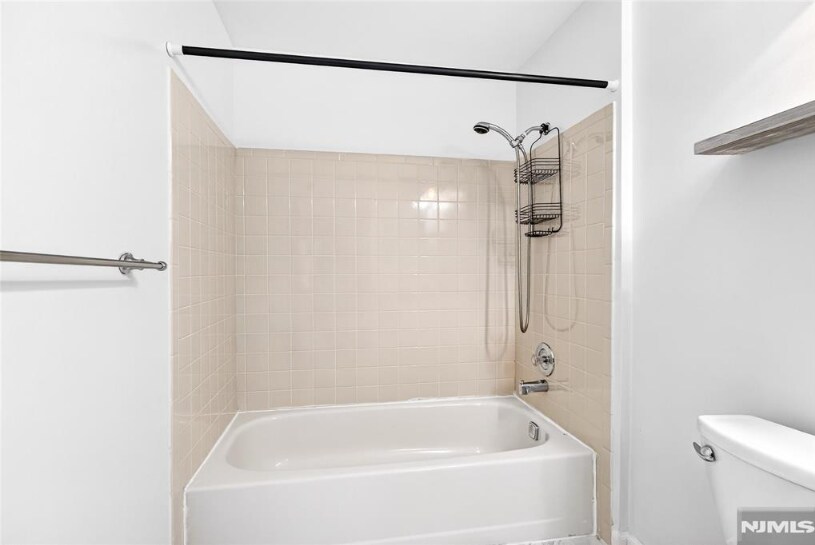 Building Photo - 556 Holly Ct