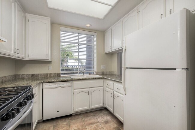 Building Photo - 2Bed/2Bath End Unit in Gated Community~ Ra...