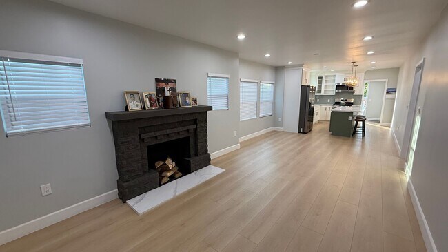 Building Photo - EPIC REA: Charming 2 Bed/ 1 Bath Home in O...