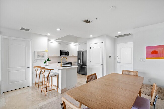 Building Photo - 801 S Olive Ave