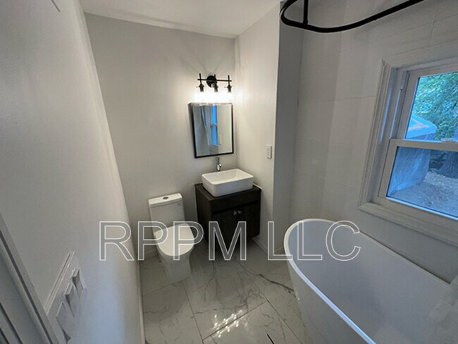 Building Photo - 659 Nassau St