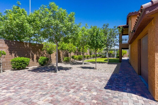 Building Photo - Stunning 5 Bed, 4 Full Baths And 2 Half Ba...