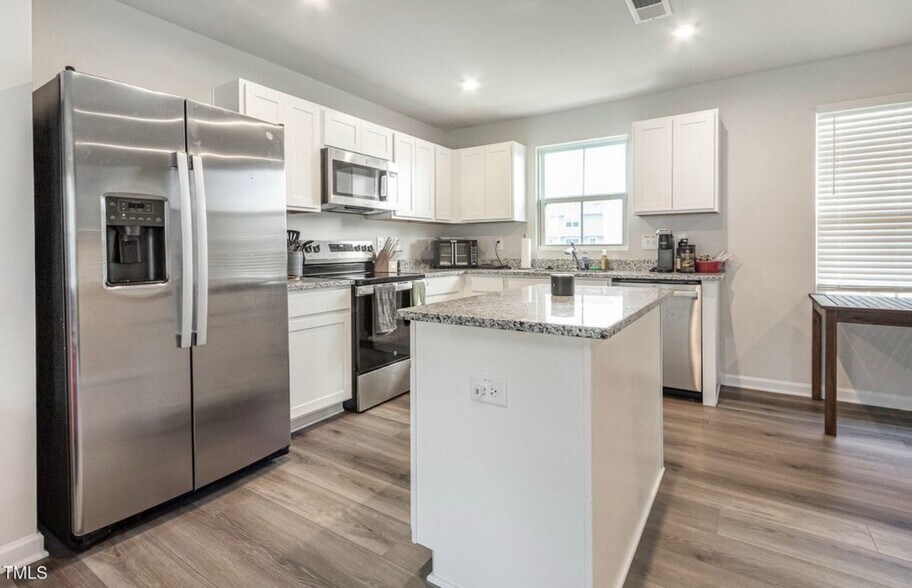 Building Photo - 416 Emerald Shire Way