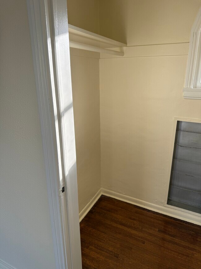 Building Photo - 5906 San Vicente Blvd