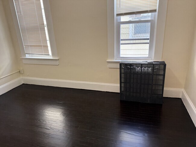 Building Photo - 834 Chambers St