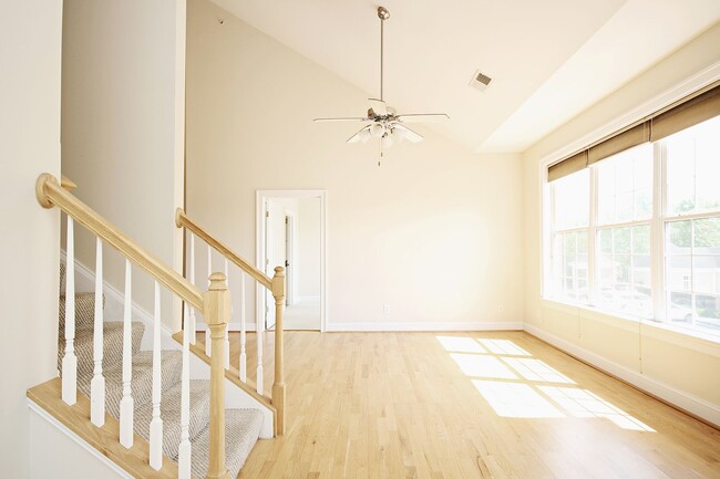 Building Photo - Sunlit Condo With Easy Access to Rt 29