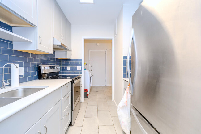 Building Photo - 725 Peninsula Ct