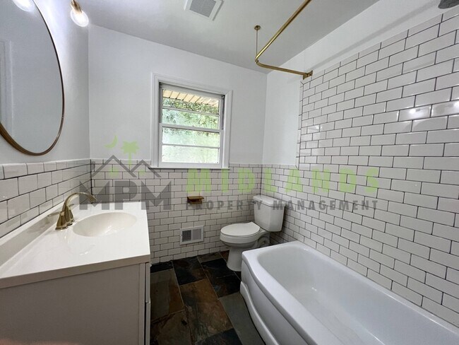 Building Photo - 1545 S Beltline Blvd