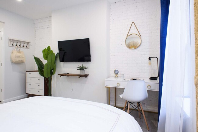 Building Photo - 240e E 75th St