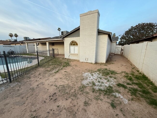 Building Photo - N 58th Dr