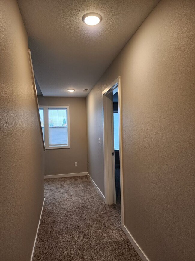 Building Photo - FIRST  FULL  MONTH'S   RENT  FREE     Lovely 2019 single-family home in Newberg