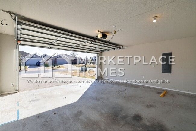 Building Photo - 904 SW Loudon Dr