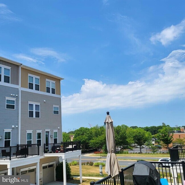 Building Photo - Welcome to your new home in the heart of L...