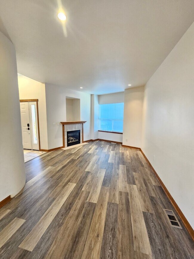 Building Photo - Lakefront Condo in Gated Community