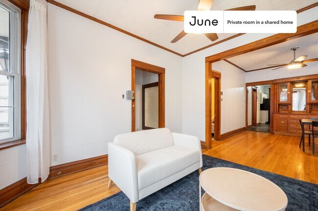 Building Photo - Private bedroom in 3 bed/1 bath Home