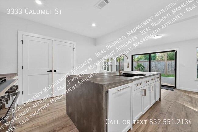Building Photo - 3333 Calumet St