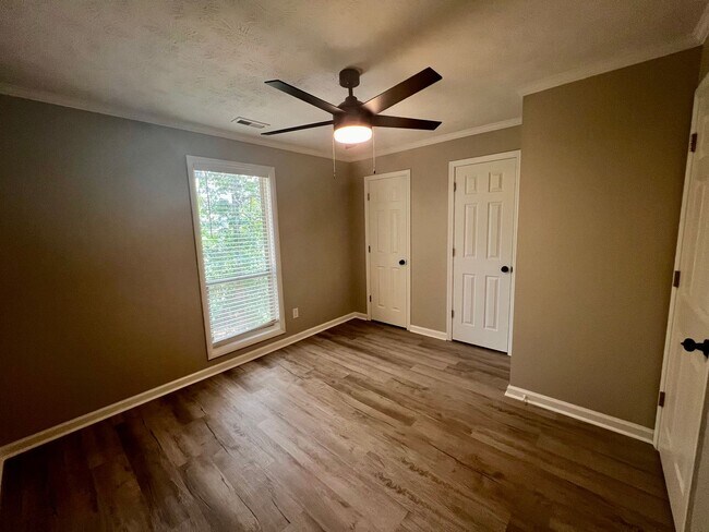 Building Photo - 5853 Century Oaks Dr