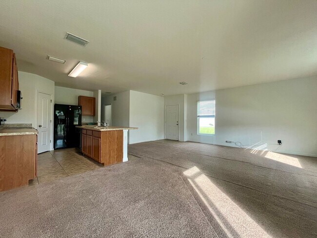 Building Photo - Plant City Townhome!!