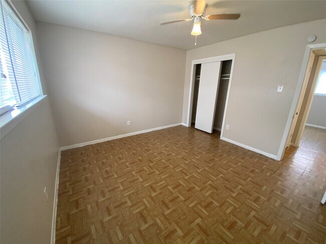 Building Photo - 5610 Royal Palms St