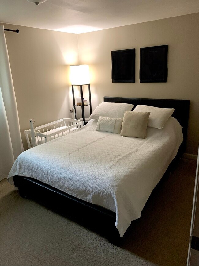 Building Photo - 9049 River Rd