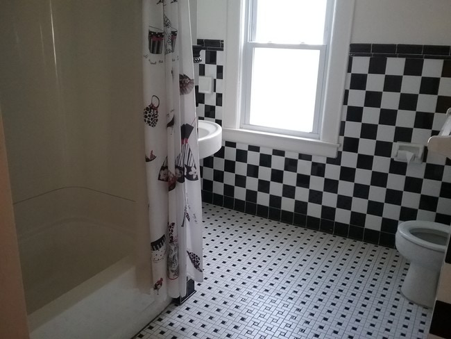 Full bath - 931 Westcott St