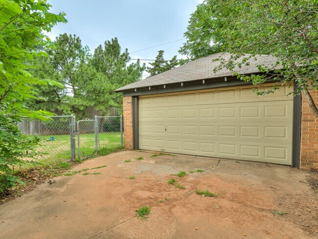 Building Photo - 2421 NW 19th St
