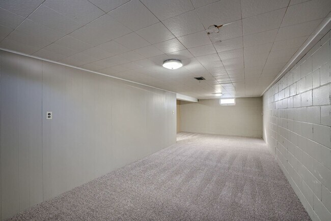 Building Photo - 2 Bedroom With Oversized Garage & Prime Location Near 90th & Blondo!!