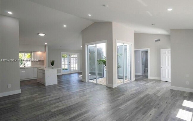 Building Photo - 333 NE Greenbrier Ave