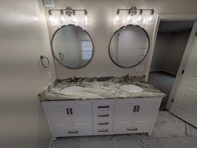 Building Photo - 906 Parkview Dr