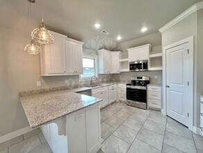 Building Photo - Siloam Springs- Single-Family Home- Popula...