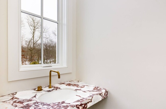 Building Photo - 13 Hilltop Ln