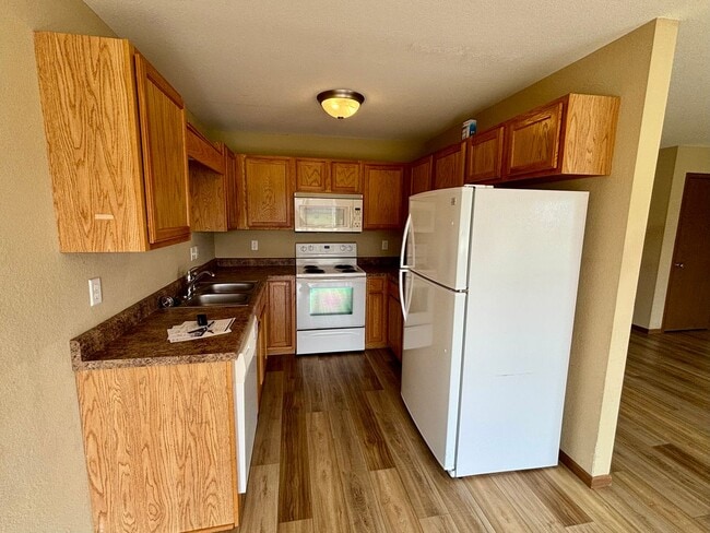 Building Photo - Spacious 4 Bed / 2.5 Bath in Quiet Neighborhood