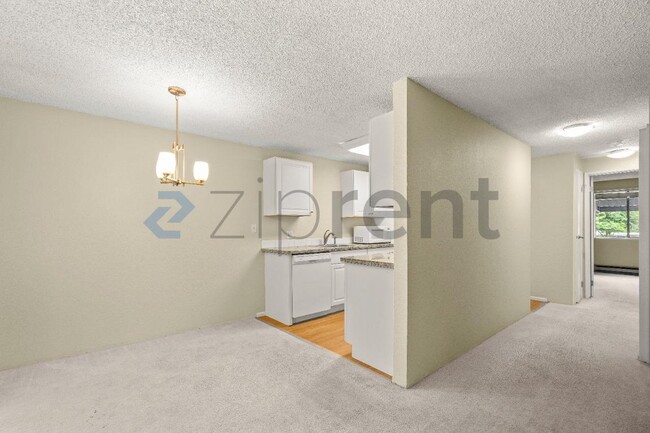Building Photo - Unit E5
