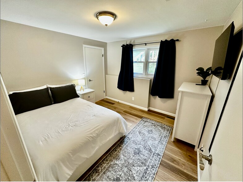 Building Photo - 5801 Williamsburg Way