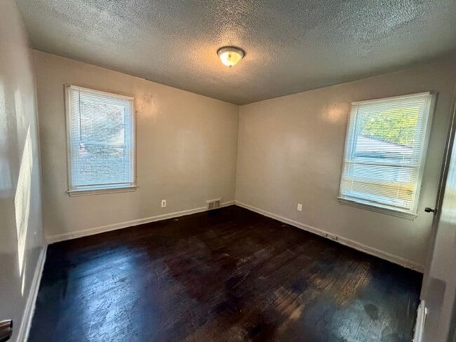 Building Photo - 3 Bedroom 1 1/2 Welcome Section 8