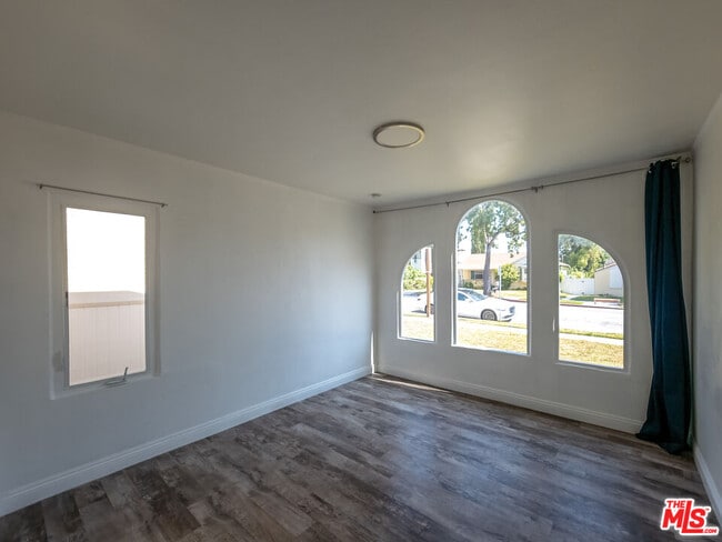 Building Photo - 723 W Doran St