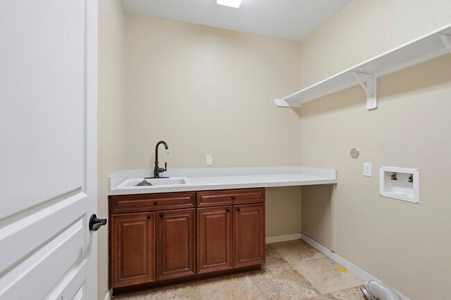 Building Photo - 25907 Foxrun Vista Dr