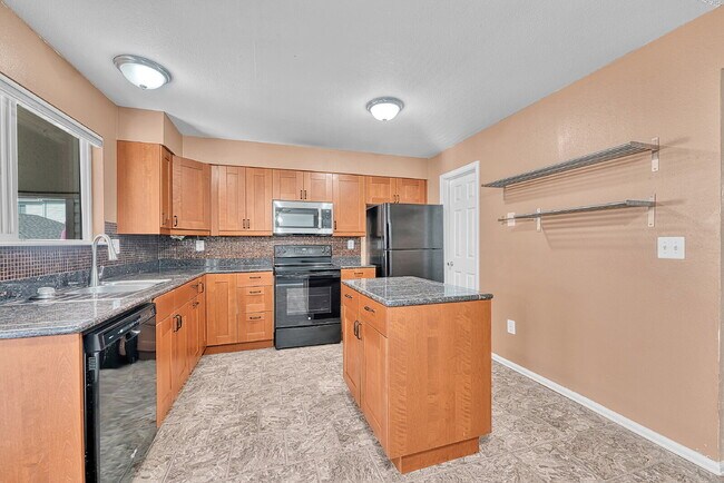 Building Photo - $2,350.00, 2-bed, 2.5-bath townhouse in th...
