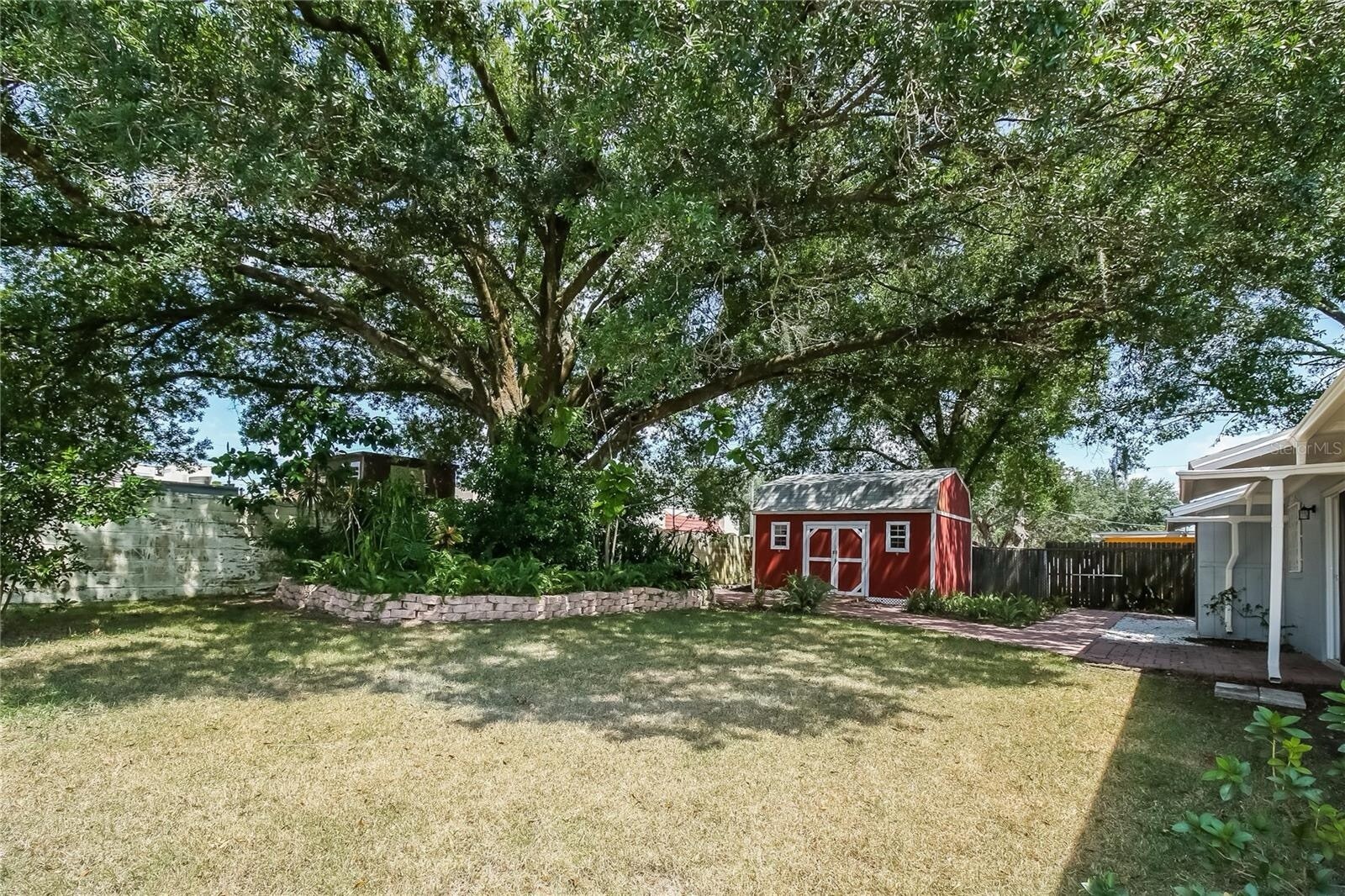 Building Photo - 804 Greenbriar Dr