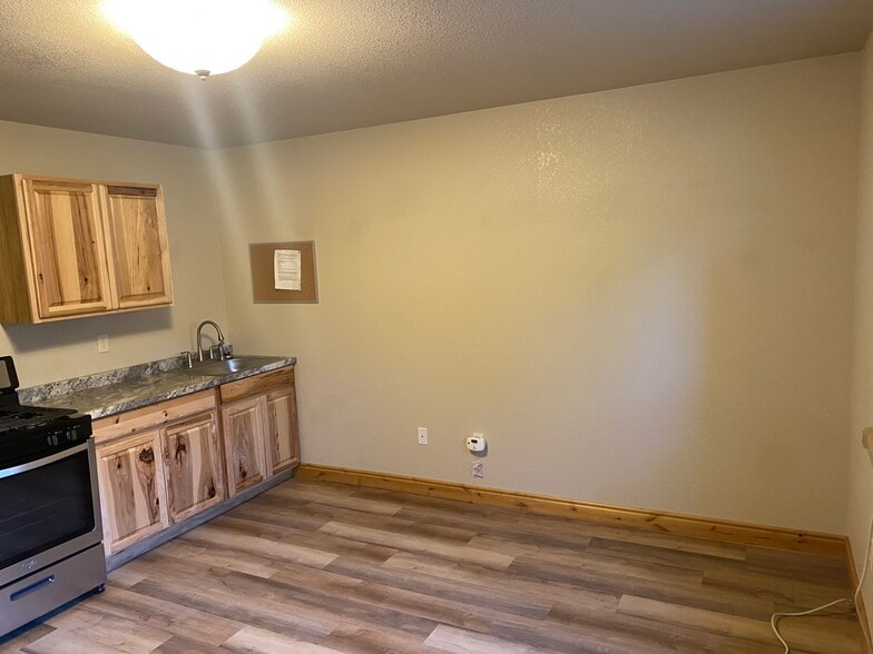 Kitchen - 323 Maroon Ct