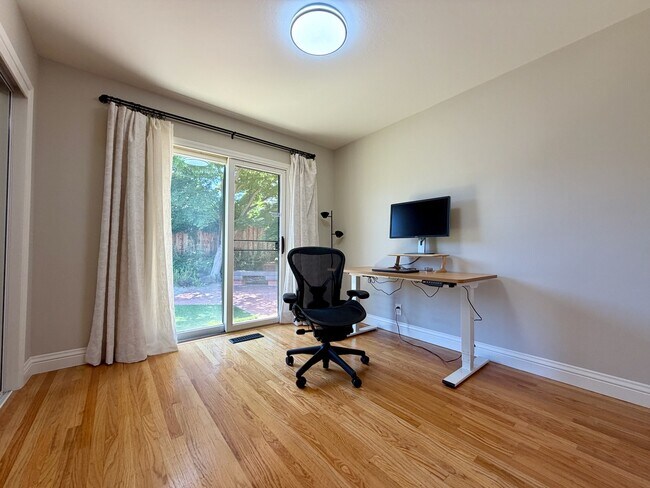 Building Photo - 832 Cathedral Dr