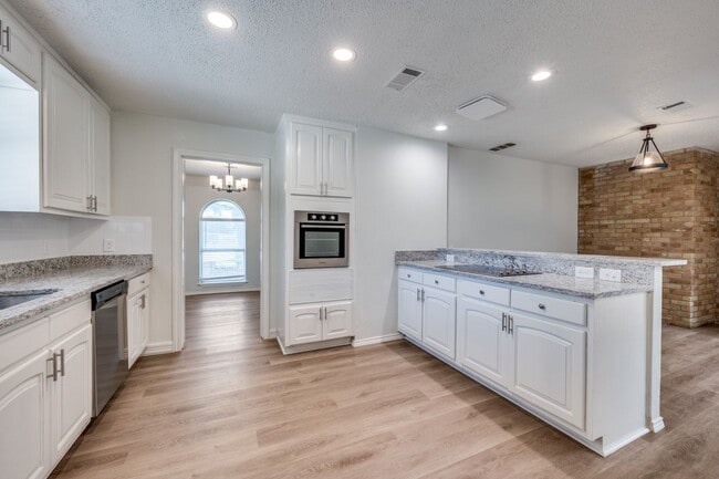 Building Photo - 1710 Green Oaks Dr