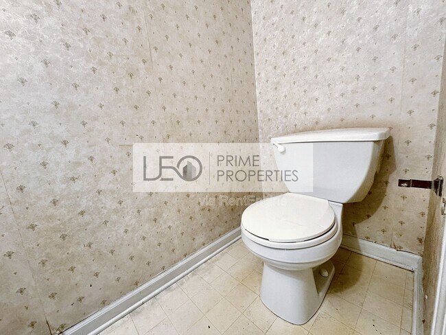 Building Photo - 5916 Dogwood Manor