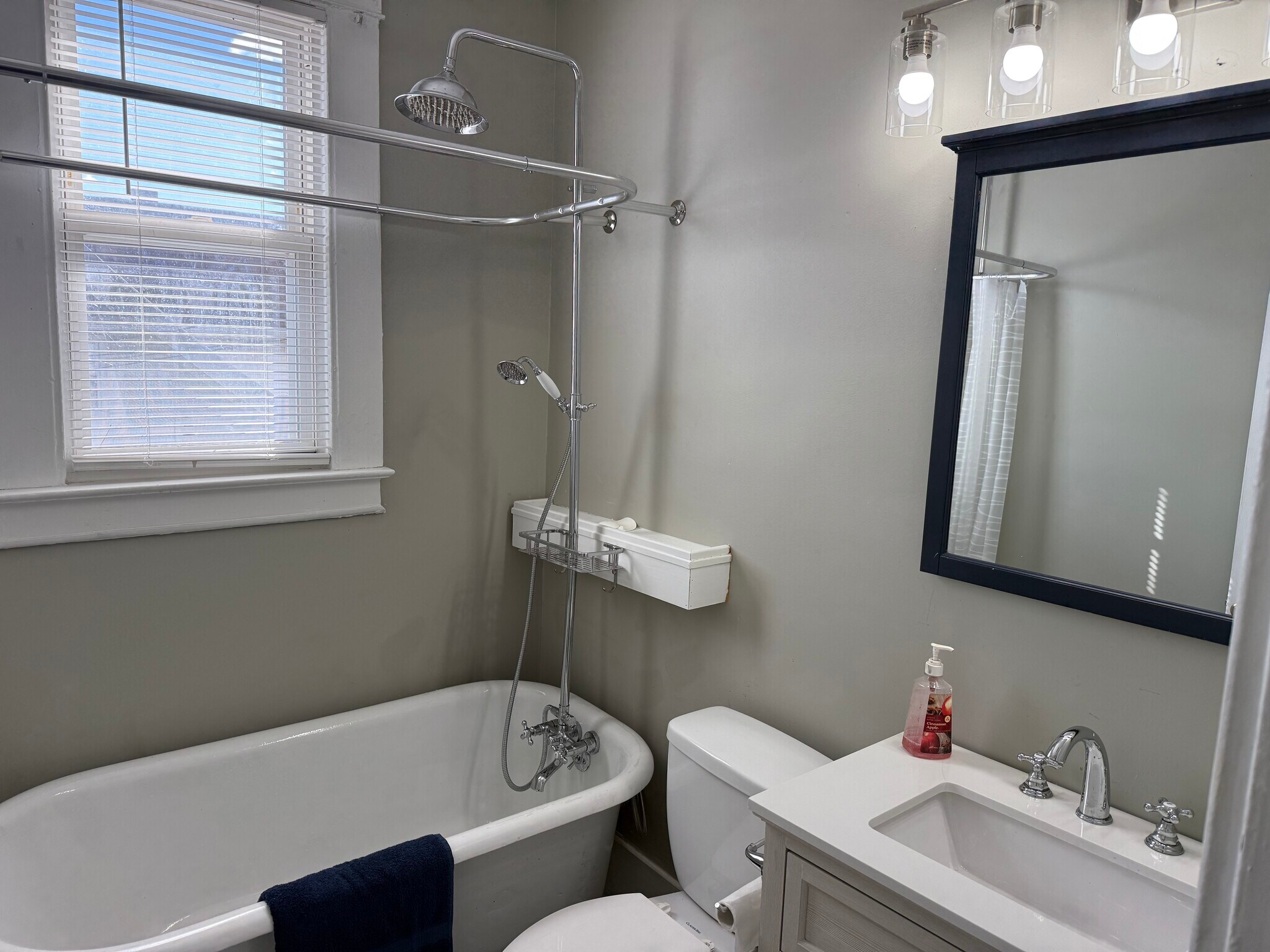 Building Photo - 813 Campbell Ave